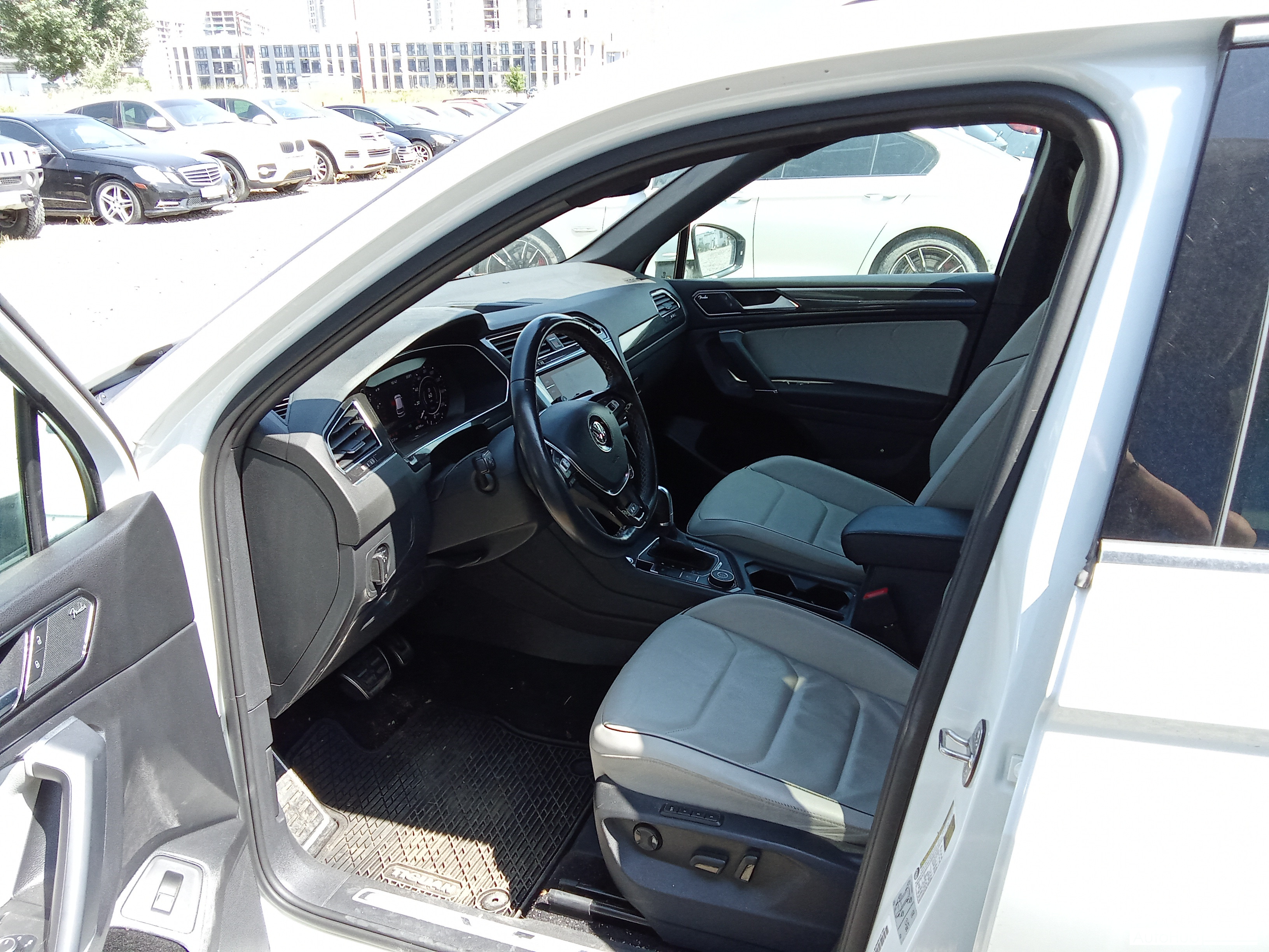 VOLKSWAGEN Tiguan